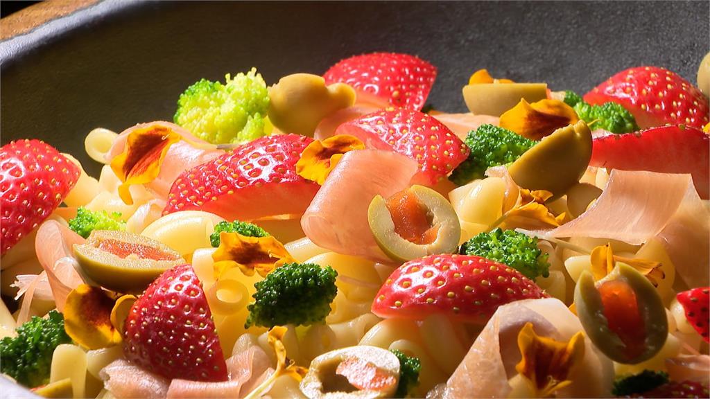 「草莓控」快要失控了！　餐廳推出36道鹹、甜草莓浮誇料理