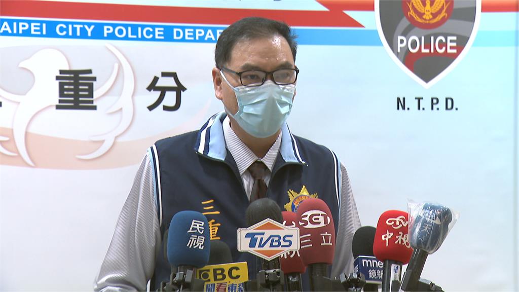 不滿「找零掉地上」 男夥友人持安全帽猛K加油站工讀生