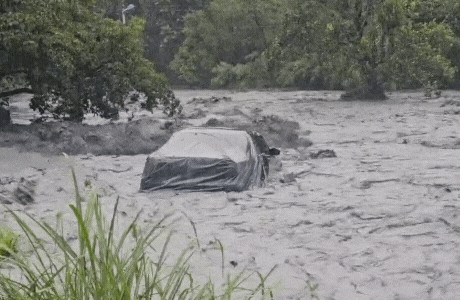 花蓮馬太鞍溪暴漲「轎車被吞噬」！車尾懸空「倒栽蔥」驚悚畫面曝光