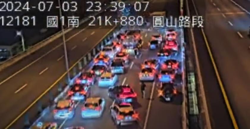 快新聞/國一暗夜「嚴重車禍」4車連環釀3傷 南下路段一度「全線封閉」