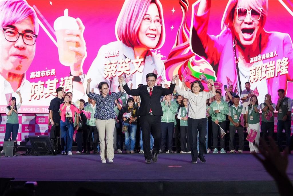 蔡英文衝高雄「驚見整頭大爆改」！突點1事「猛出賣陳其邁、蕭美琴」網笑瘋：興奮到爆