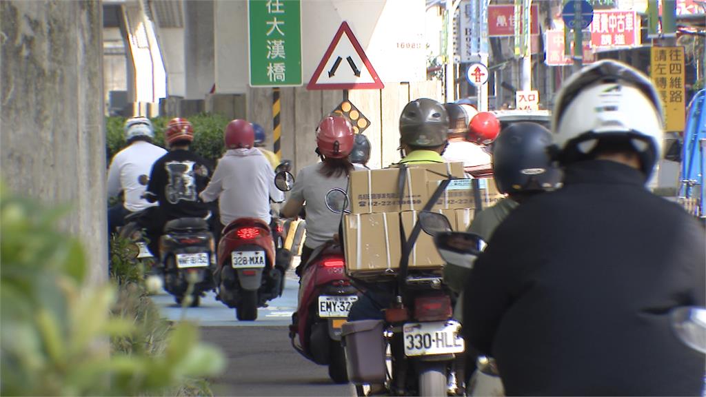 大漢橋旁「藍藍路」是啥? 4騎士雨天摔一團質疑「設計有問題」