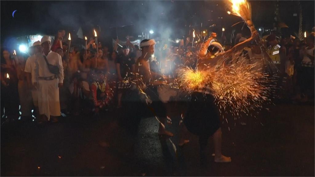 「著火椰子葉」互打！　峇里島新年前夕舉辦火戰祈求潔淨