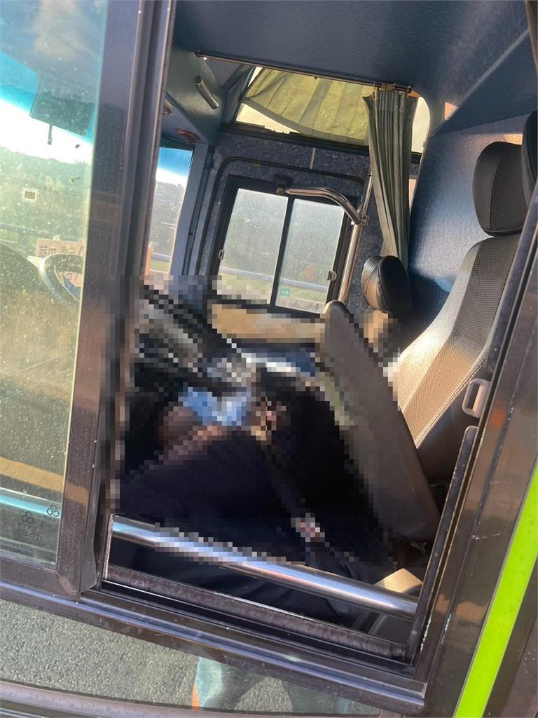 快新聞/國3苗栗西湖段車禍 遊覽車司機昏迷「自撞護欄」送醫不治