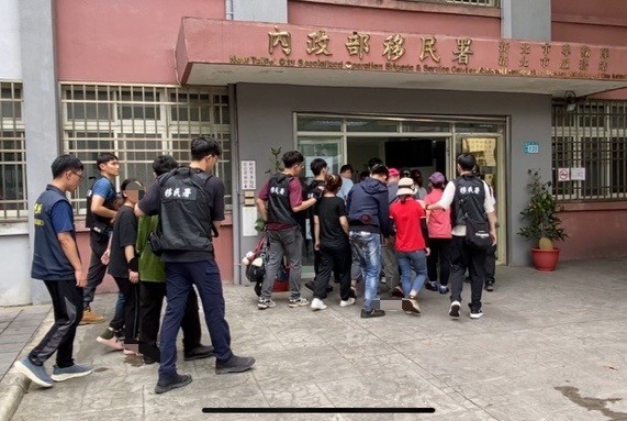 快新聞／新北樹林回收場查獲45名非法移工　垃圾堆中躲查緝「原地石化」