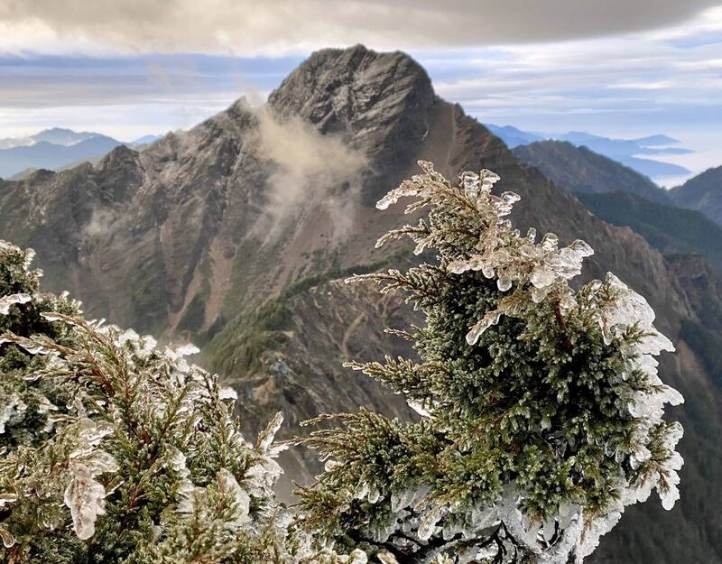 玉山零下2度「冰封絕景」掀追雪潮！山莊全爆滿…玉管處喊3注意事項