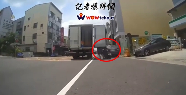 台中驚現「移動斷頭台」! 物流車後車門未關好打到路人