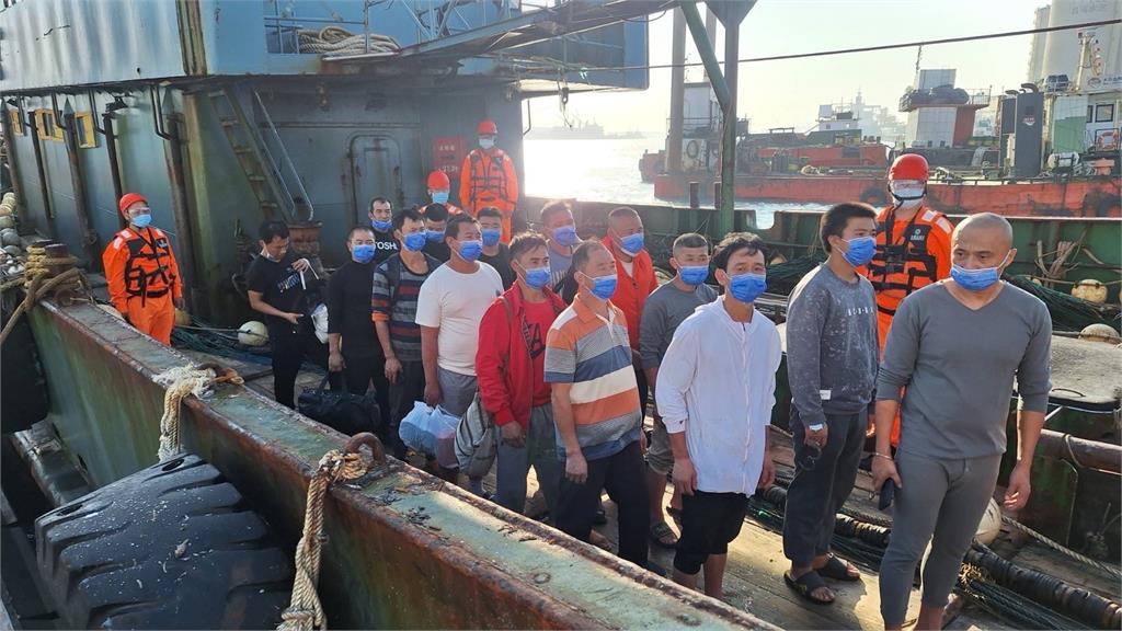 快新聞/台中外海中國漁船越界捕魚「還拒檢逃逸」 海巡登檢押回重罰320萬