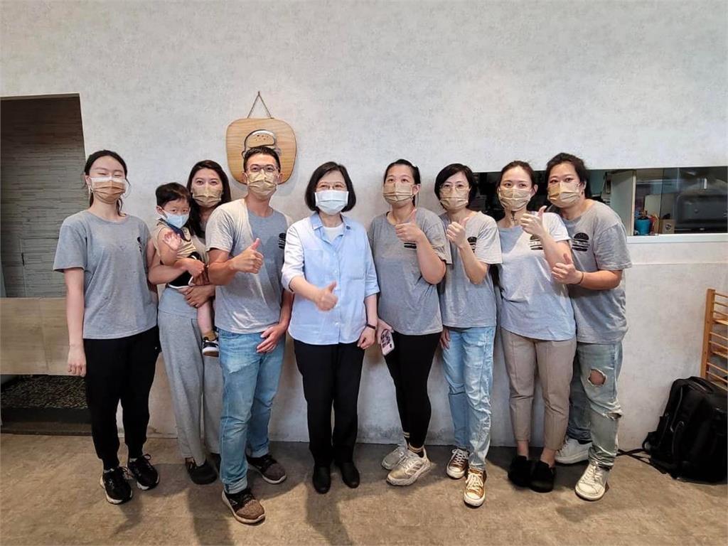 快新聞/蔡英文二度造訪指定要吃「鴨賞三明治」 店家驚喜:很親民