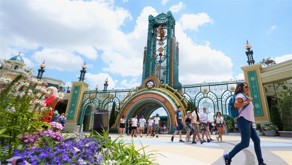 慎入／魂斷環球影城！輪椅男玩雲霄飛車「遭甩來甩去」爆頭慘死　驚悚過程流出