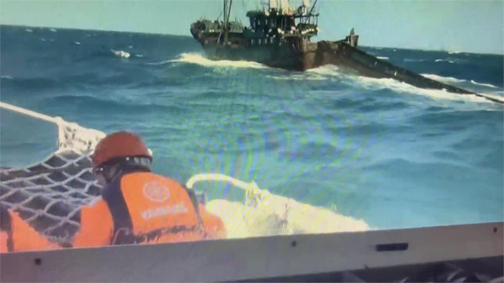 中國漁船越界捕魚　海巡隊強勢登船逮13人、漁獲全數海拋