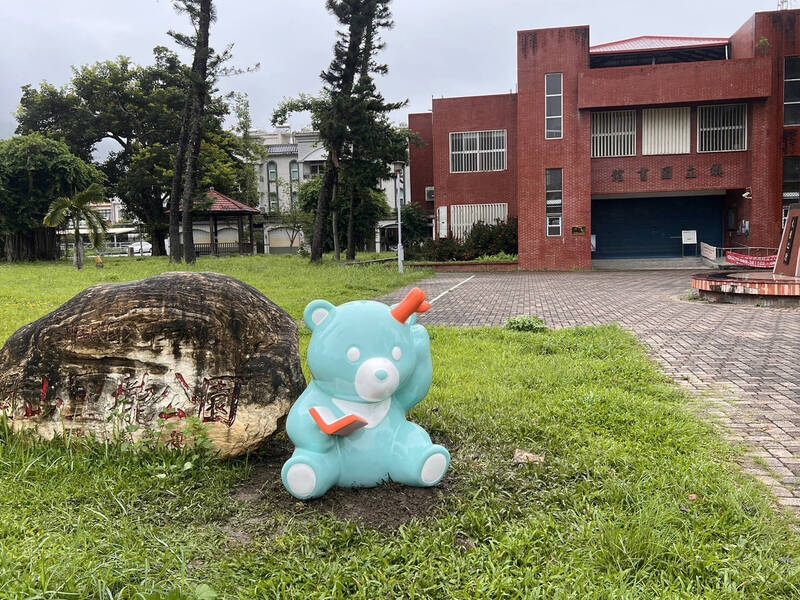 台東關山鎮驚見「5隻超Q動物」 黑熊公仔竟「頭上插著竹子」超悲摧故事曝光
