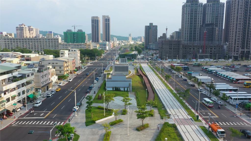 高雄鐵路地下化「鐵軌成綠園道」 民眾貪方便竟直接騎車、開車穿越