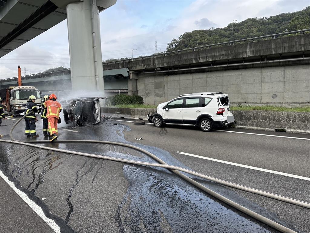 快新聞/驚!國1北上泰山段4車追撞 小貨車「遭大火吞噬」畫面曝光