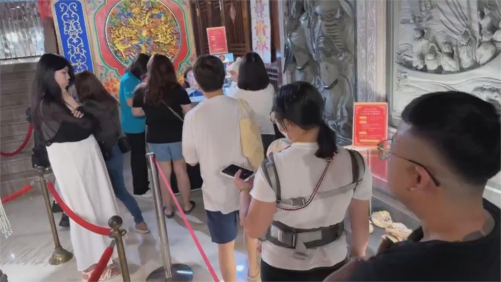 育兒神器！　信眾搶排大甲鎮瀾宮「平安奶嘴」