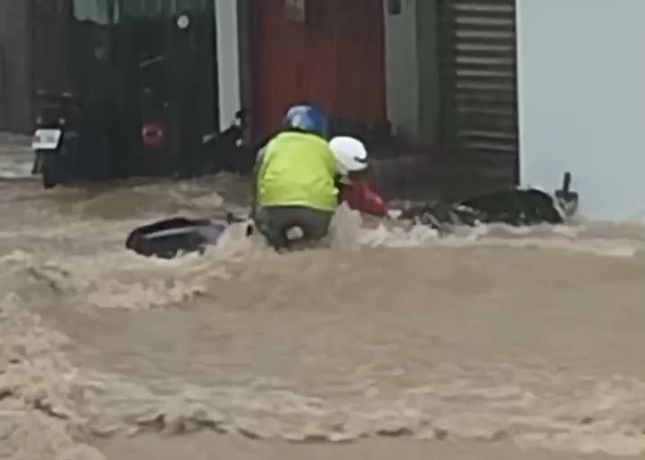 雨彈炸基隆！道路淹成「黃河」　民眾苦中作樂「甩竿釣魚」