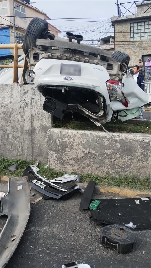 車體瞬間炸裂！墨西哥駕駛酒駕暴衝　撞路樹「瞬間噴飛」驚悚畫面曝