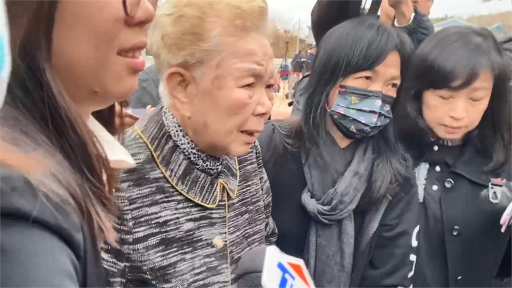 快新聞/如臨大敵!柯文哲送父親最後一程 小草別「糾察隊」臂章圈維持秩序
