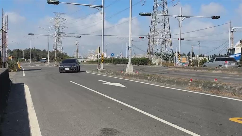 左轉驚見17車迎面衝來! 駕駛看傻「到底誰逆向?」