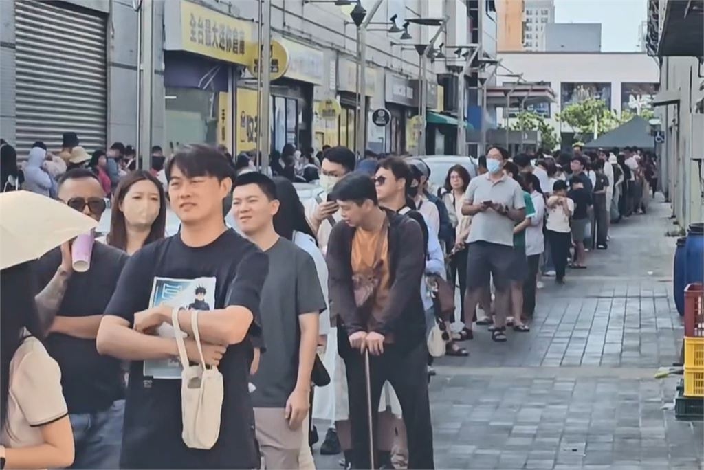 陳亭妃參加萬聖節活動與基層同樂 林俊憲發放"戒慎恐懼"限量飄帶