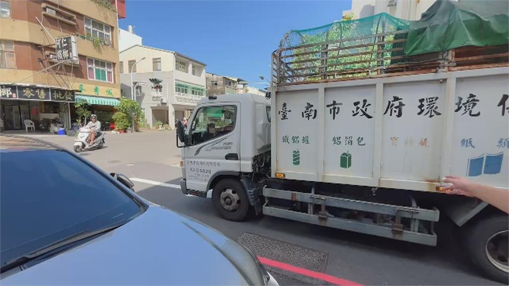 資源回收車突冒煙起火 司機急開到消防隊前滅火