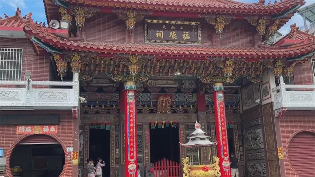 高雄阿蓮區福德祠「立筊」　小貓闖入一推成"聖杯"