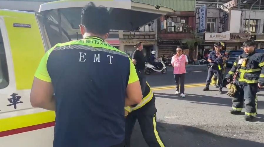 女騎士重心不穩偏移對向車道　逆向撞廂型車卡車輪傷重不治