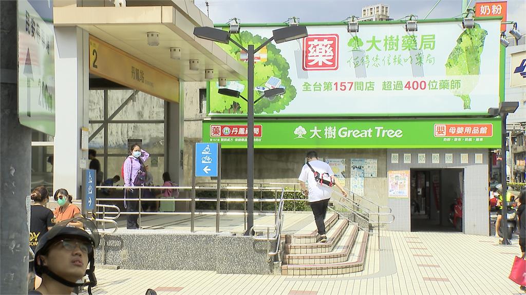 兩難!女子闖紅燈害停讓車被撞 不禮讓卻會挨罰