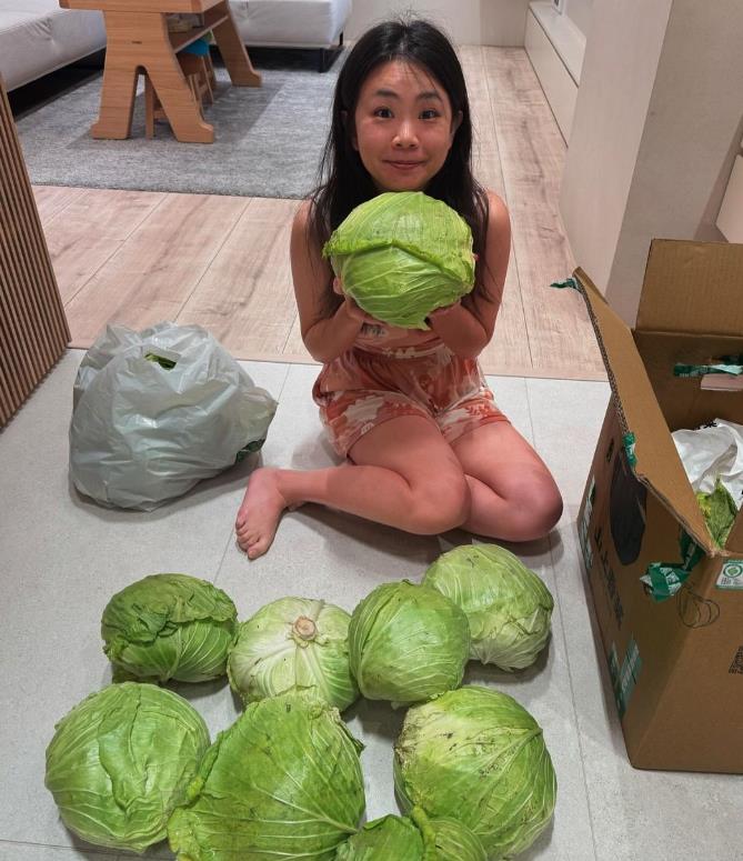 二伯「胸前龐然巨物」無修正放送!迷之視角「整尊貼地」網全跪:太多了