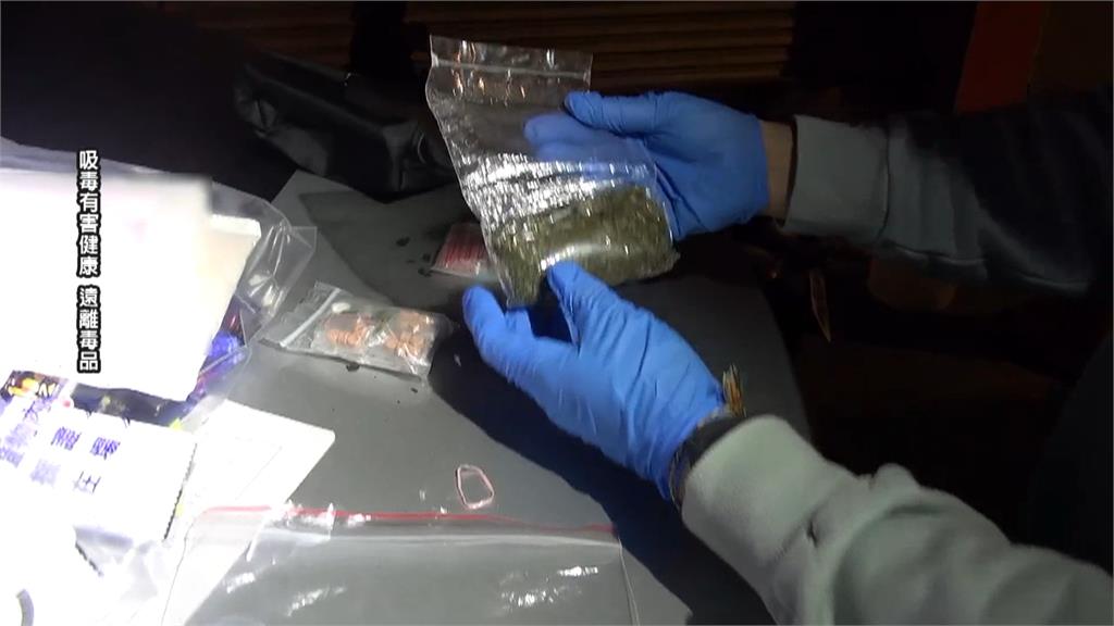 毒販交易遇警埋伏狂奔 衝進壯警懷裡 遭「熊抱撲倒」插翅難飛