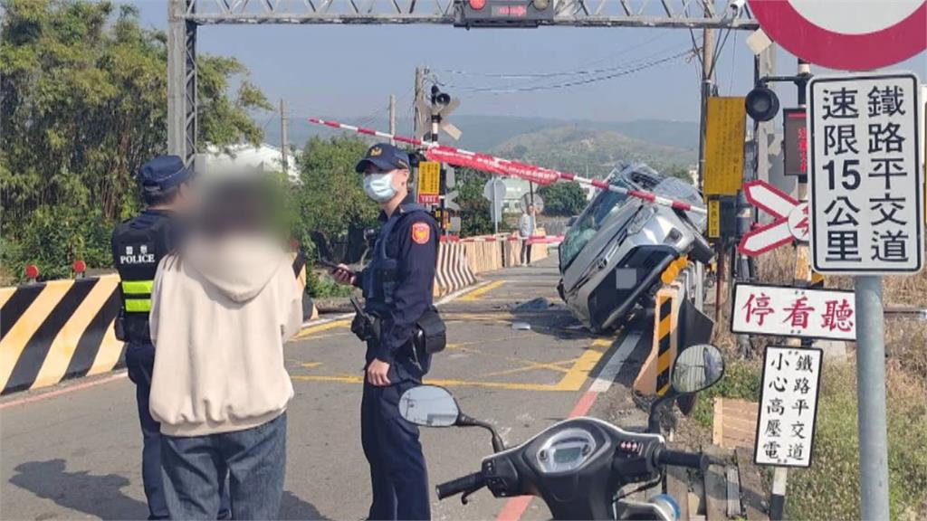 平交道車禍！台中轎車自撞護欄　害九班列車延誤