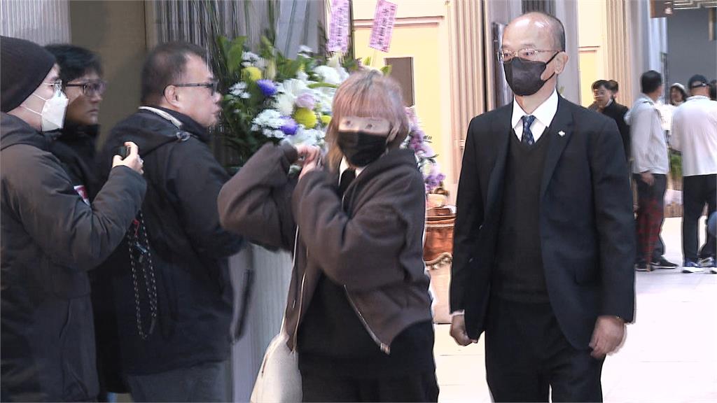 袁惟仁舉辦告別式　前妻陸元琪現身與眾好友送別