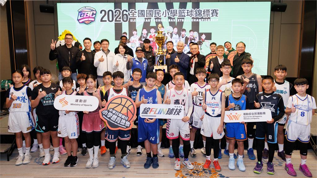 HBL(影)/拚衛冕前先鼓勵幼苗!松山隊長劉廷寬替小學聯賽站台、大方送簽名球