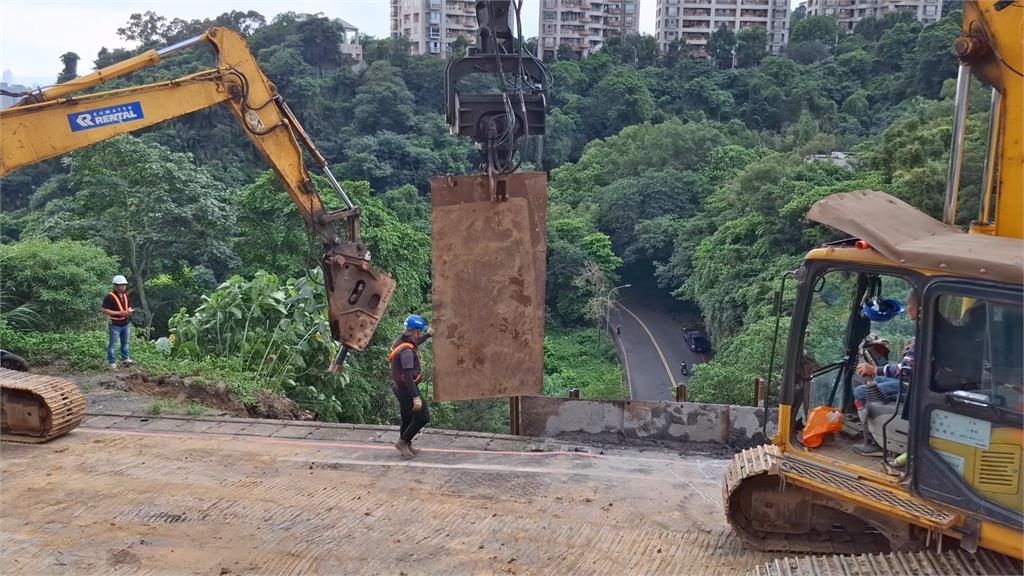 新店社區土石崩急搶修　預計封路五天住戶怨聲載道