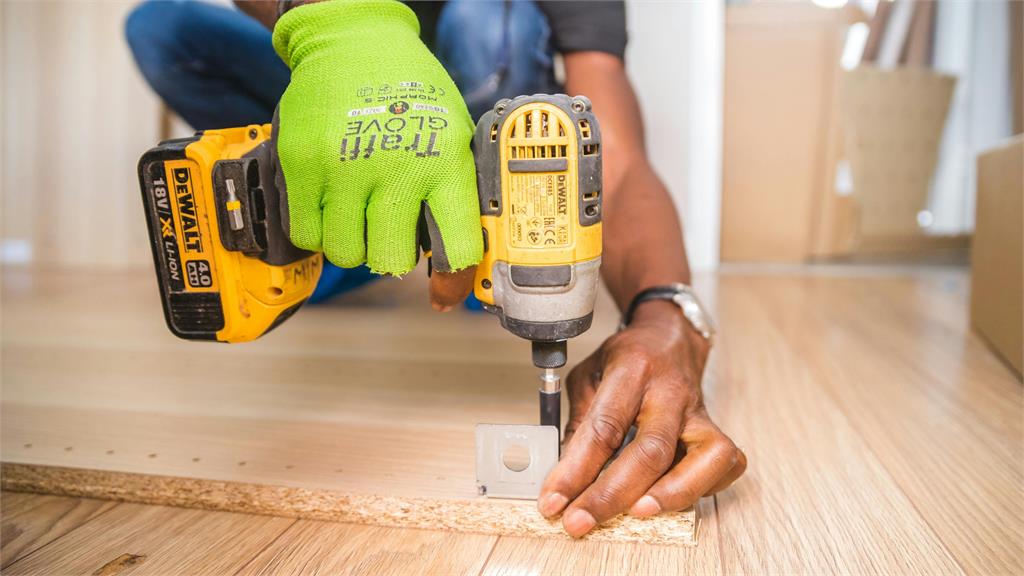 高雄68歲變態水電工「硬上鄰家人妻」！開價要求做2件事…夫怒砸他家天公爐