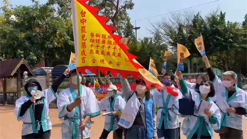 超大令旗.冠軍帽寫「慧成宮」 台中罷團大玩諧音哏!