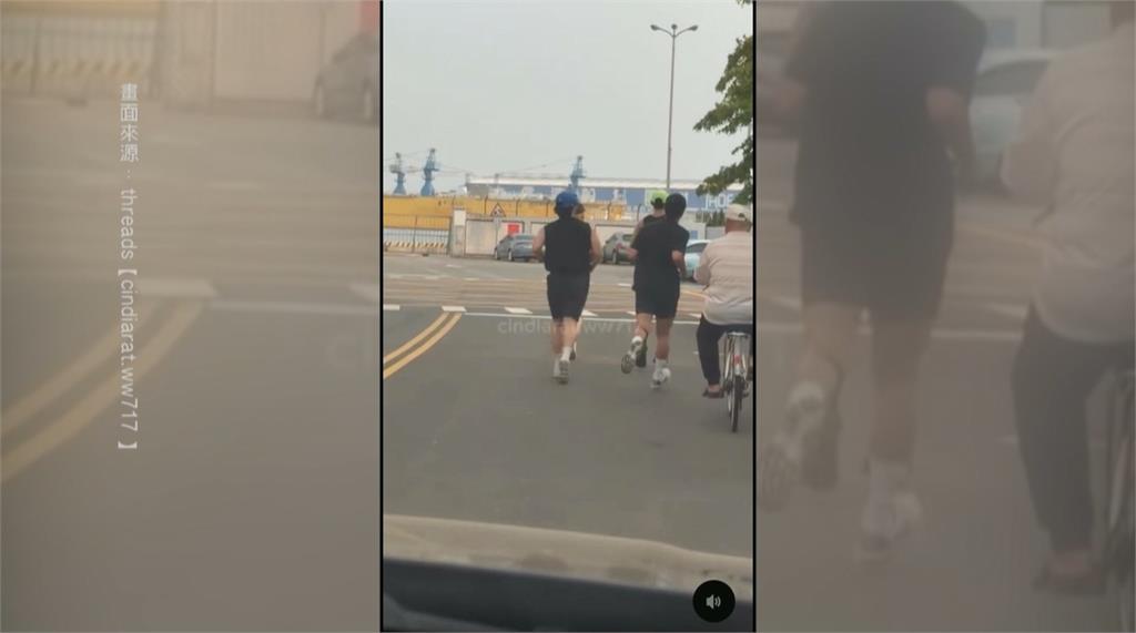 韓星金玟奎同成員晨跑5km　高雄渡船頭打卡拍照