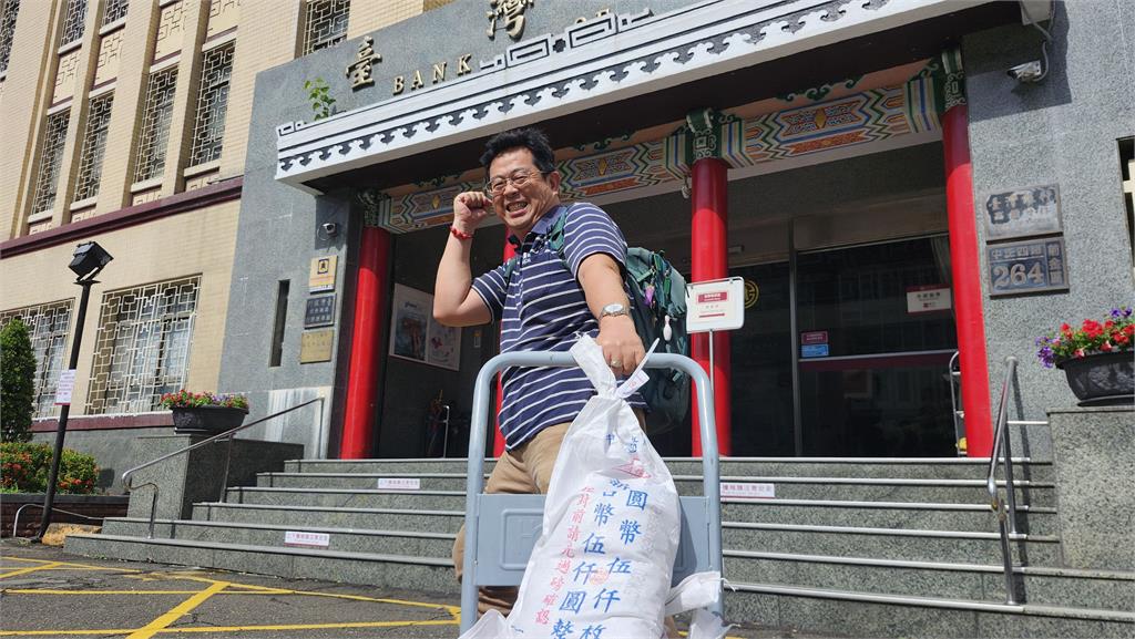 薛兆基推滿袋硬幣走出臺銀　親自製作馬年紅包吸睛亮相