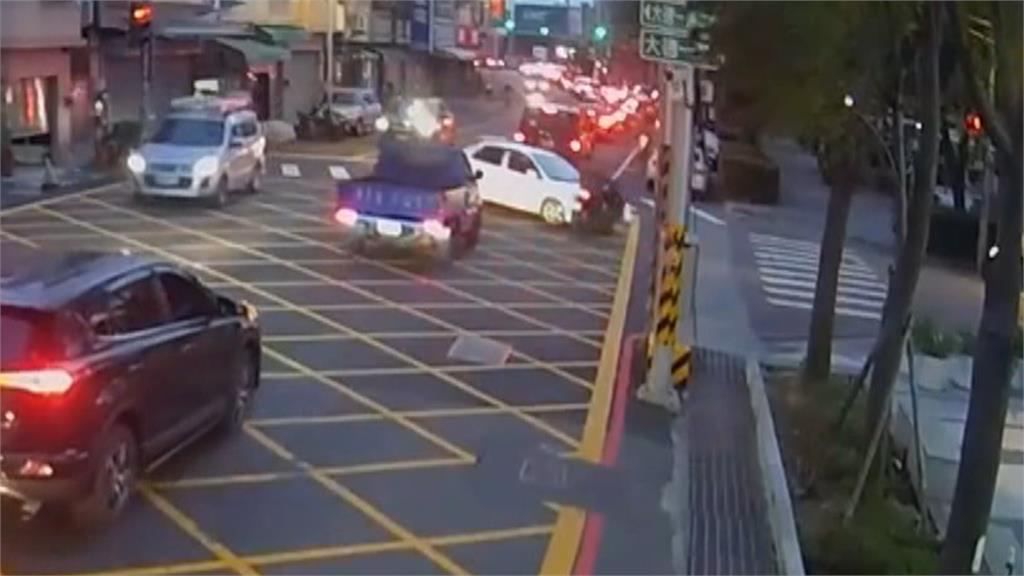 誇張!闖紅燈撞上遊覽車 台中肇事駕駛「無照又酒駕」遭移送