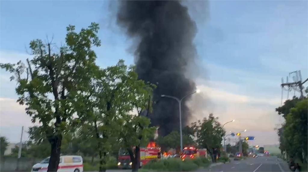 高雄資源回收廠火警! 大量廢塑膠焚燒爆空污