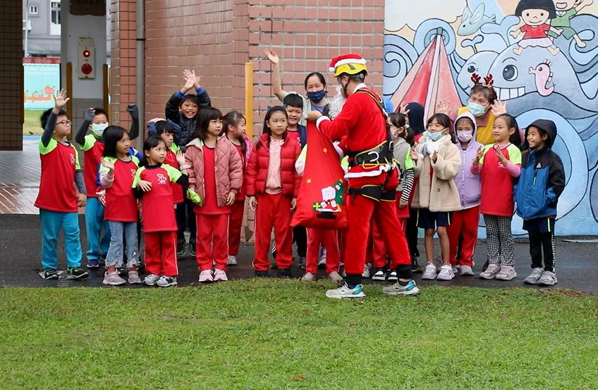 超應景!台東大學師生扮耶老 「溜繩索」從天而降送禮物