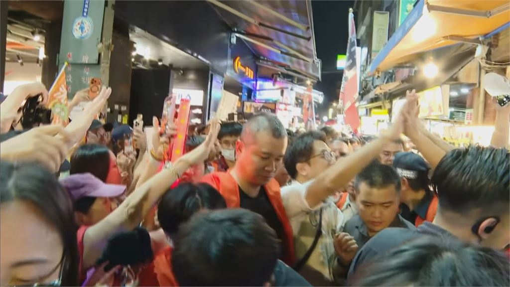 快新聞／小水滴不畏風雨！沈伯洋最終一場夜市掃街　洋流再擠爆士林夜市