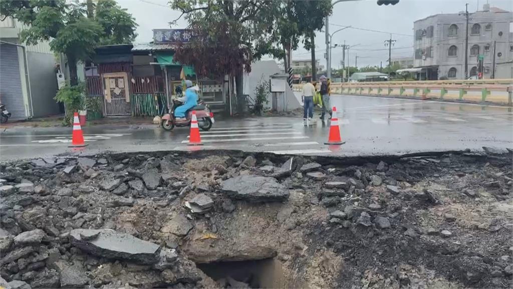 嘉義水上鄉台一線驚見大天坑　封閉南下車道搶修至少一週