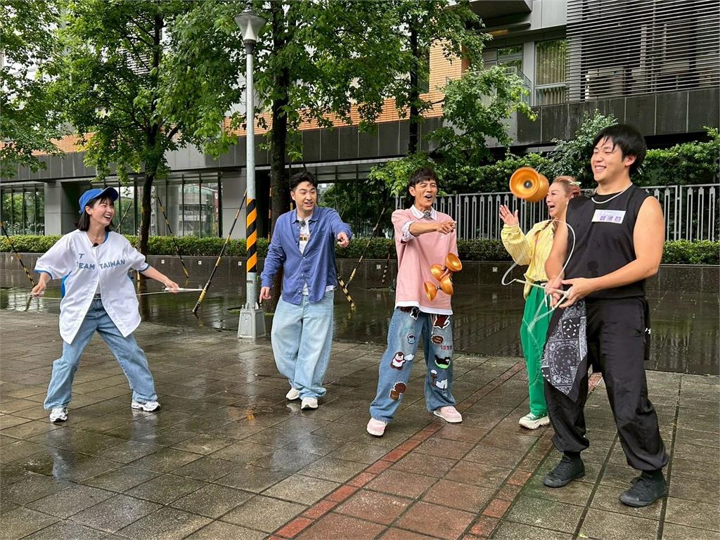 《綜藝新時代》體驗驗「火龍療法」火焰直接在身上燃燒！鹿希派立刻放聲慘叫