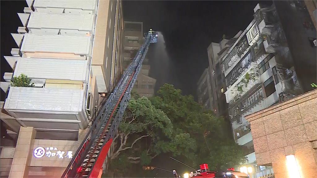砰!北投溫泉飯店夜間大火 烈焰沖天急疏散88人