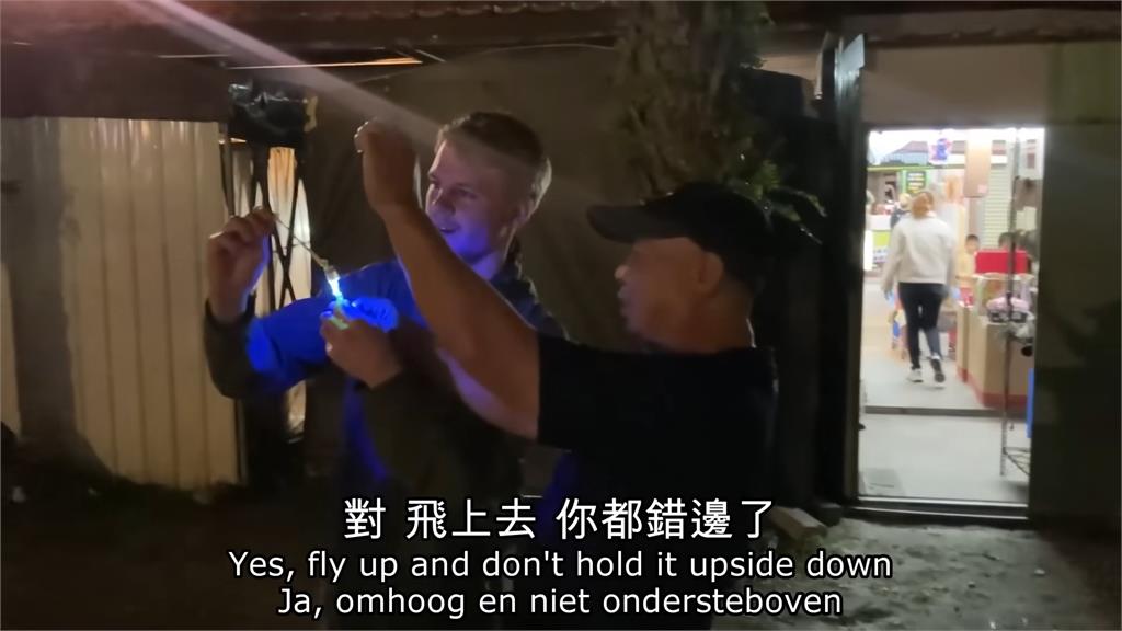 台灣人都很友善！荷蘭男體驗夜市機台遊戲　店家1暖舉讓他驚訝