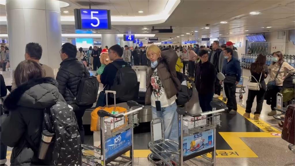 快新聞／連假結束！桃機歸國人潮湧現　行李、接機大塞車