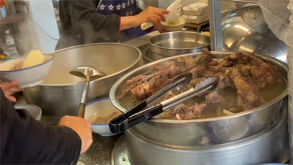 台灣趴趴走/「美食的極致」就是簡簡單單!高麗菜飯配排骨湯「滿足感」讓人回味無窮!
