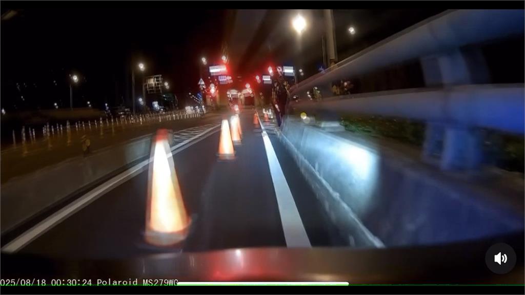 這樣怎麼騎？路檢交通錐騎士氣炸　「大幅限縮機車道」：摔車算誰的？