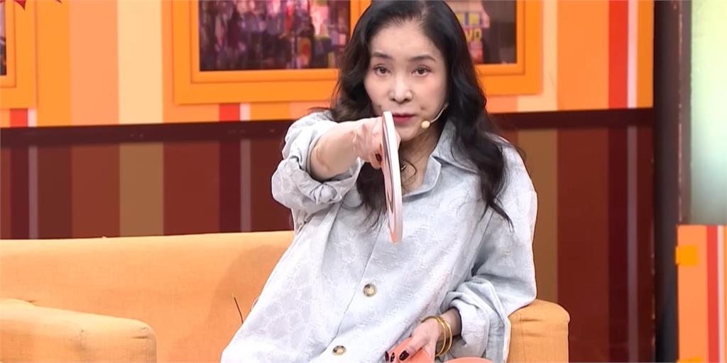 李亞萍刷爆余天40萬額度卡　遭嫌「僅買這2樣」她嗆：臭老頭你什麼東西